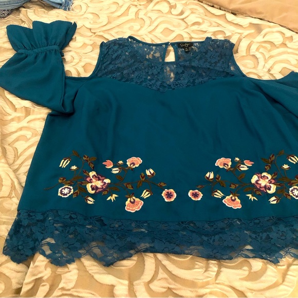 Cold Shoulder Floral Embroidered Jessica Simpson Blouse Size 2X - Picture 2 of 8